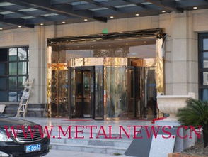 上海自动门厂家 解析豪华两翼旋转门的工艺与魅力